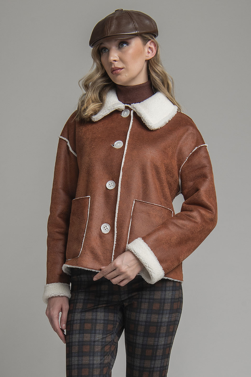 Abrigo Corto Con Borrega En Interior