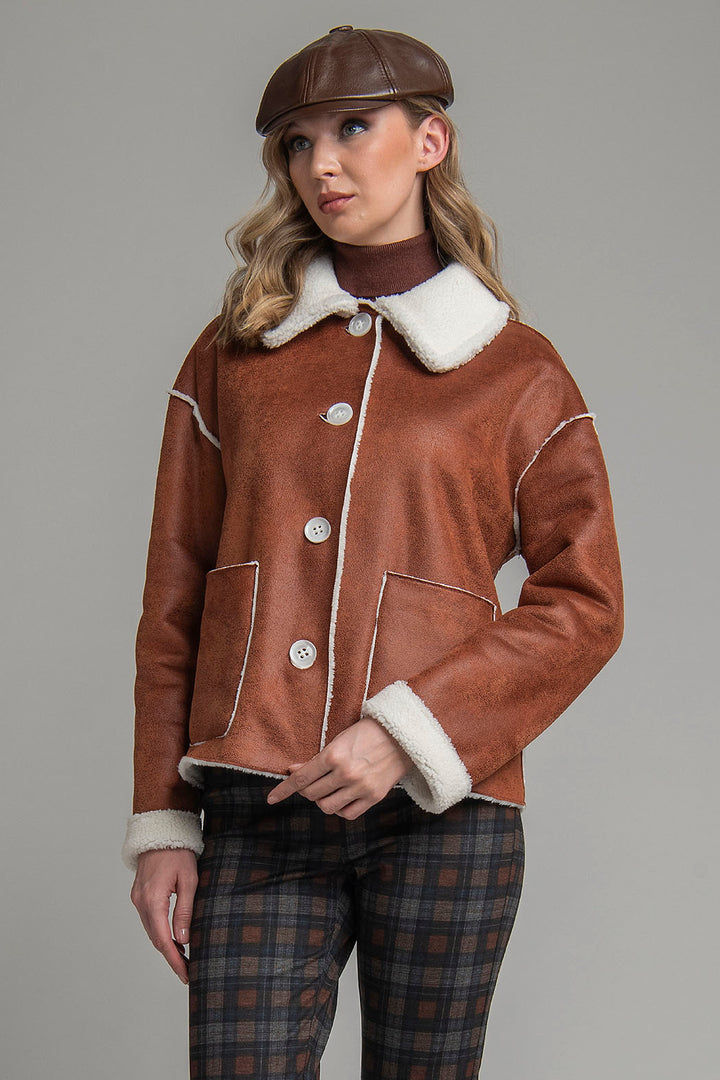 Abrigo Corto Con Borrega En Interior