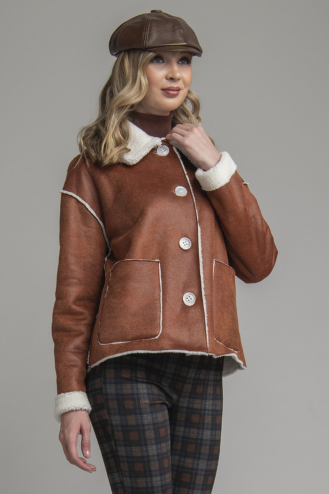 Abrigo Corto Con Borrega En Interior