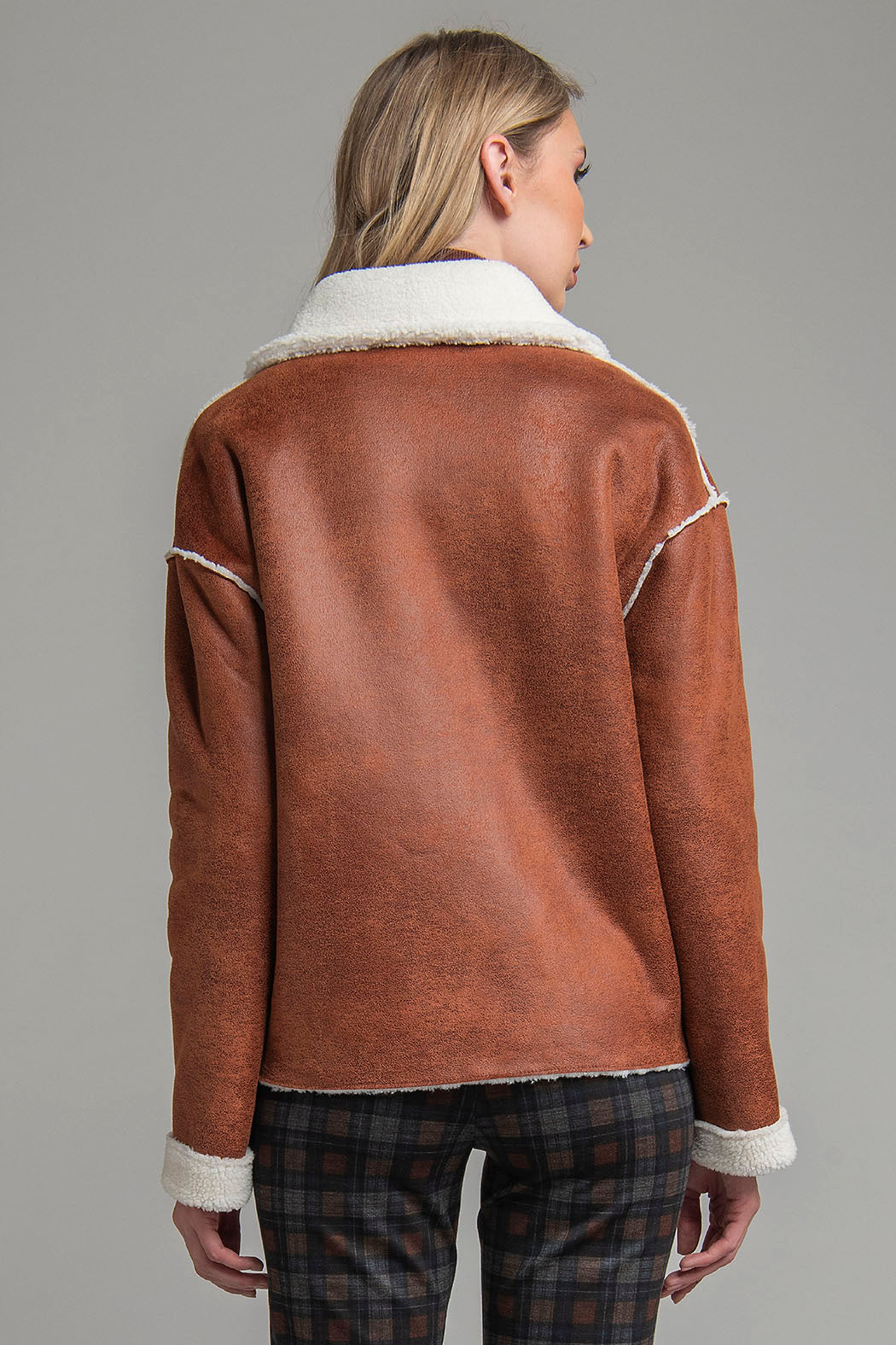 Abrigo Corto Con Borrega En Interior