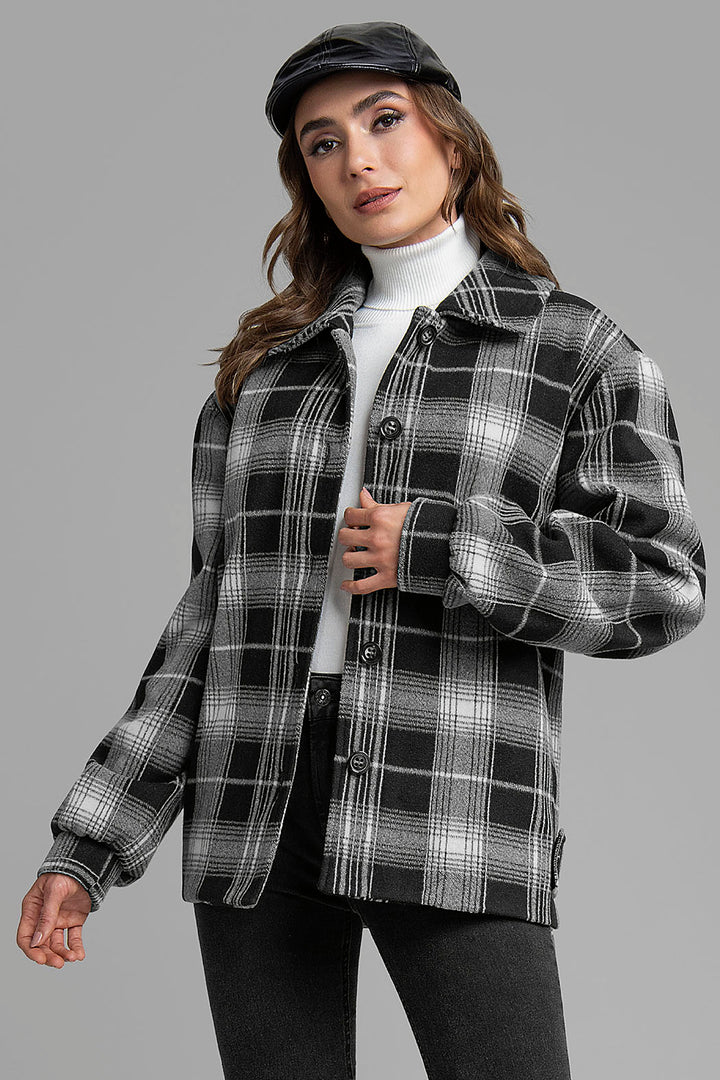 Abrigo De Cuadros Y Botones Al Frente