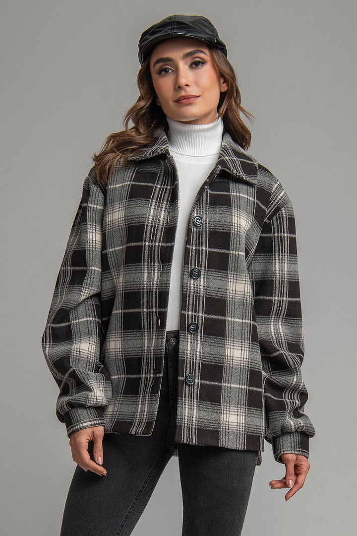 Abrigo De Cuadros Y Botones Al Frente