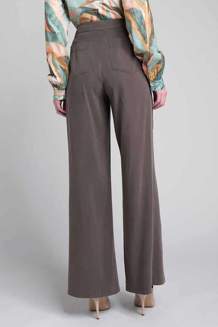 Pantalon Liso Corte Recto Con Bolsas