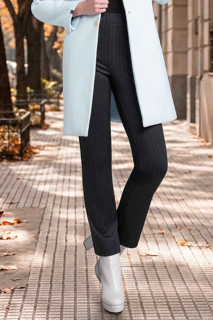 Pantalon Corte Recto Con Estampado De Lineas