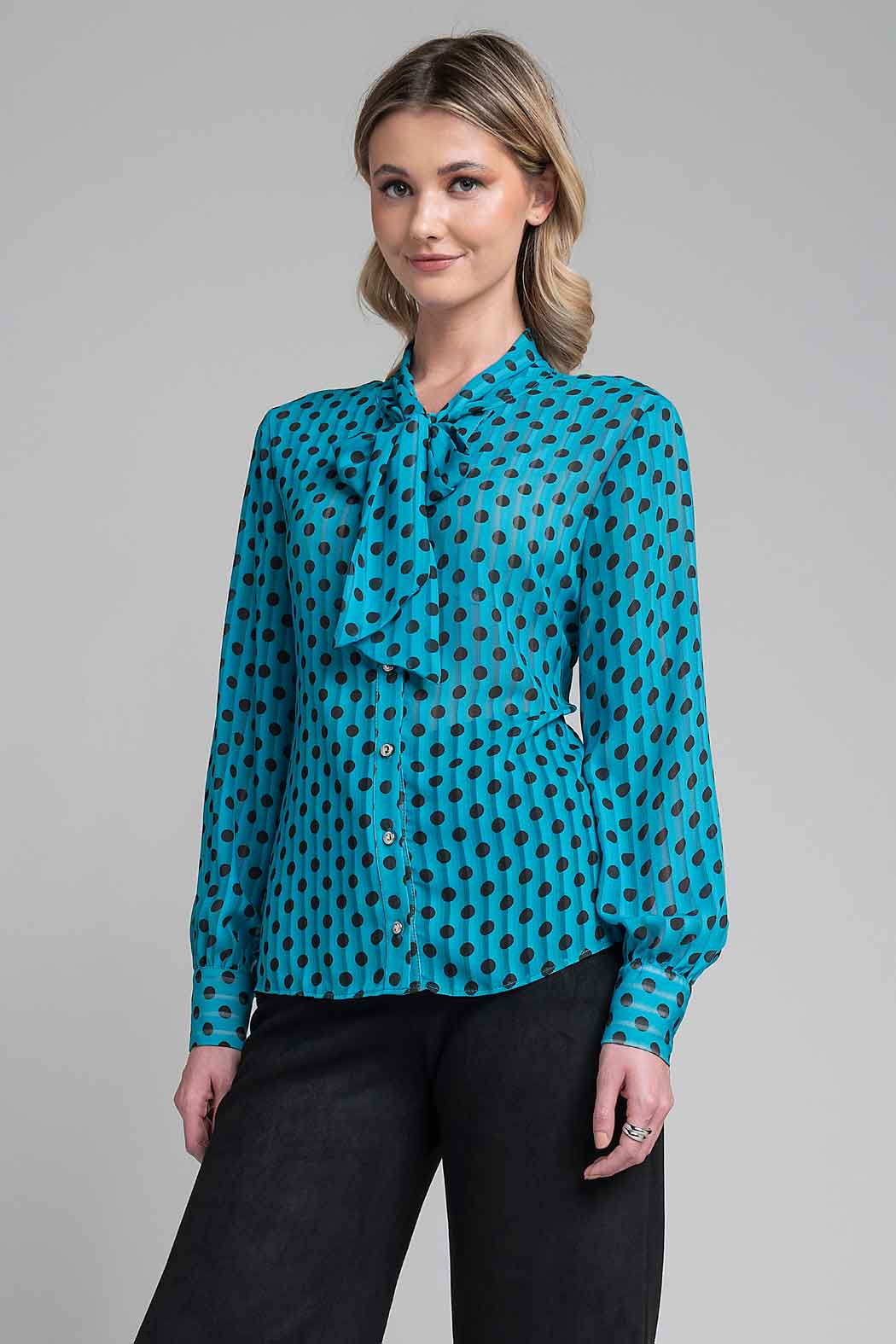 Blusa Con Corbatin Y Estampado De Lunares