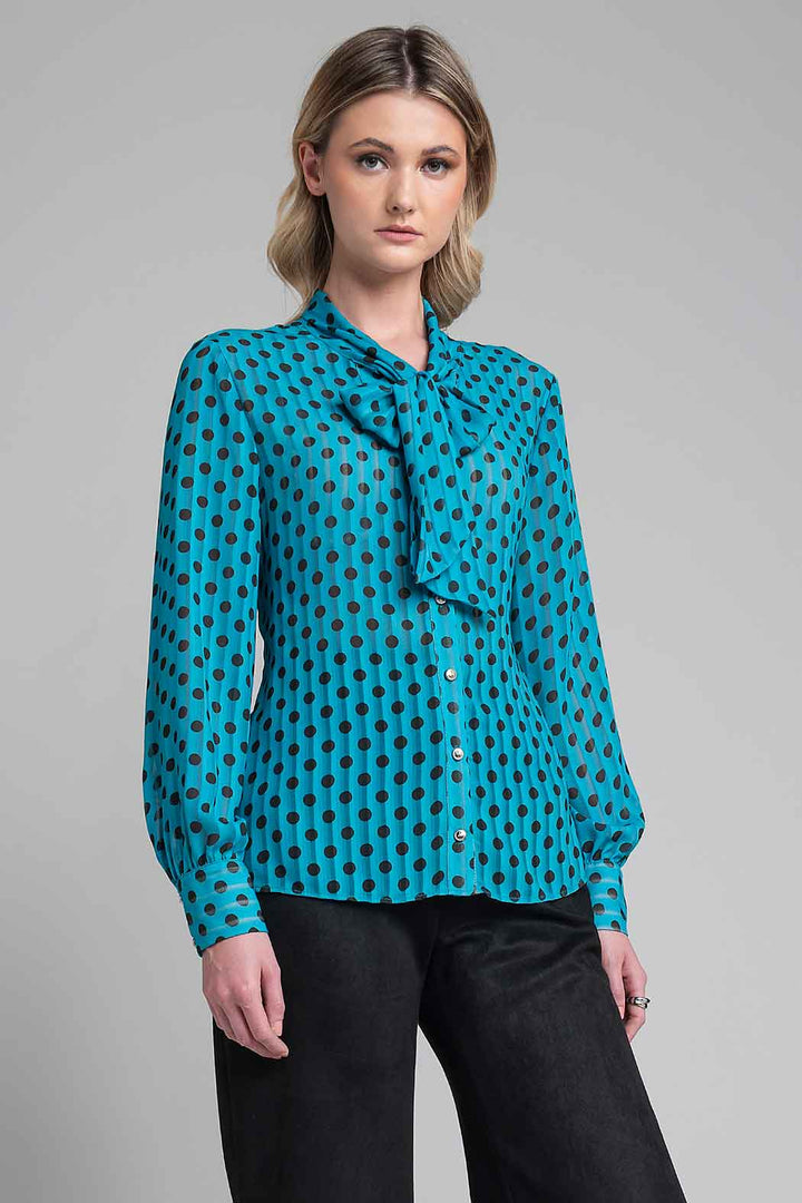 Blusa Con Corbatin Y Estampado De Lunares