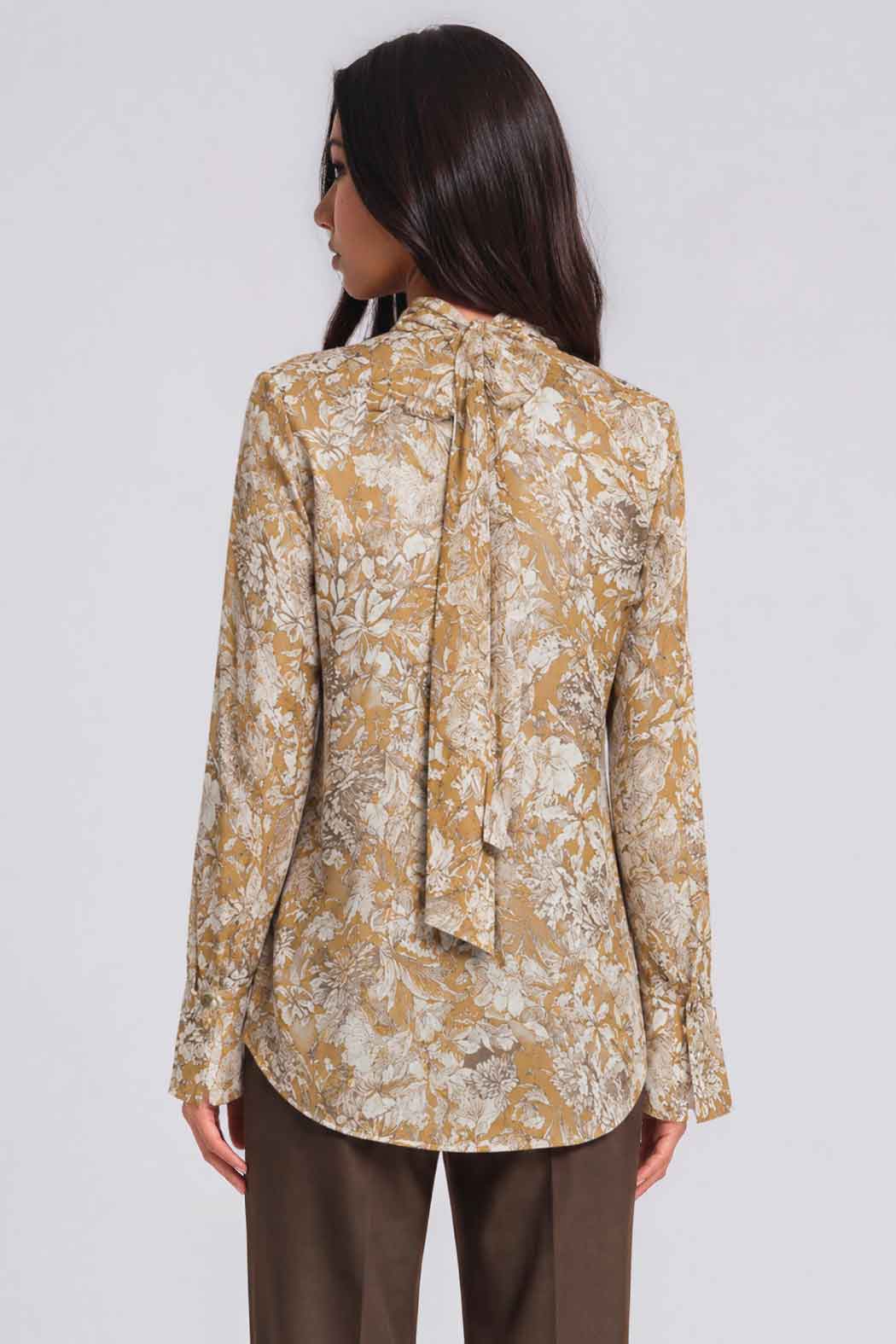 Blusa Estampada Con Abertura En Escote