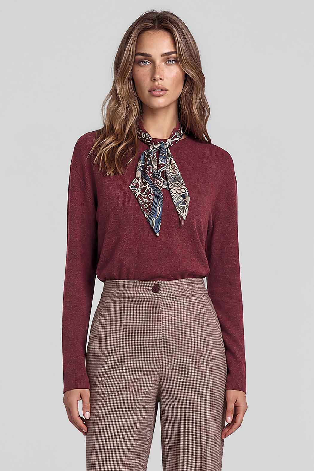 Blusa Lisa Con Mascada En Cuello