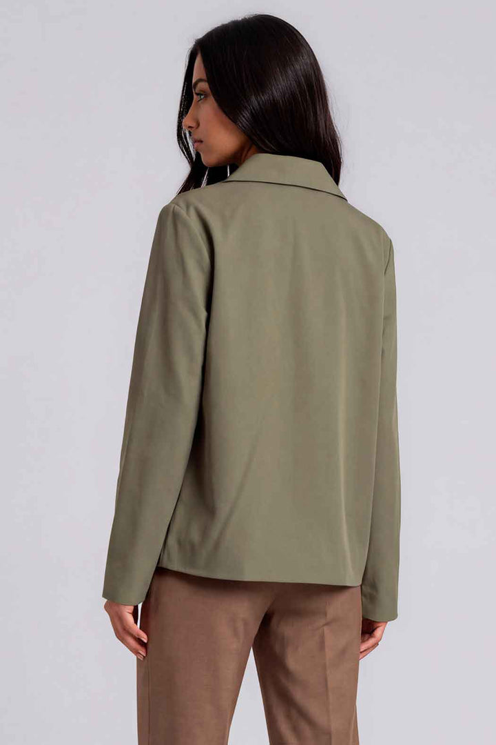 Chamarra Con Cuello Camisero Y Bolsas