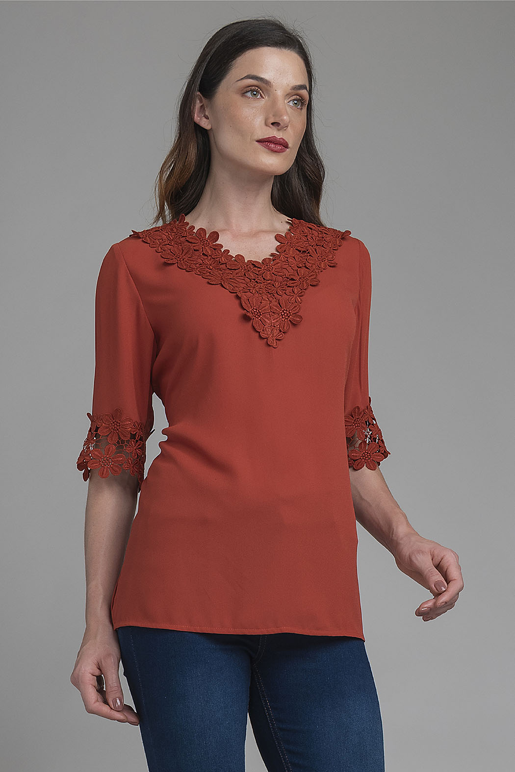 Blusa Con Manga 3/4 Y Flores Bordadas