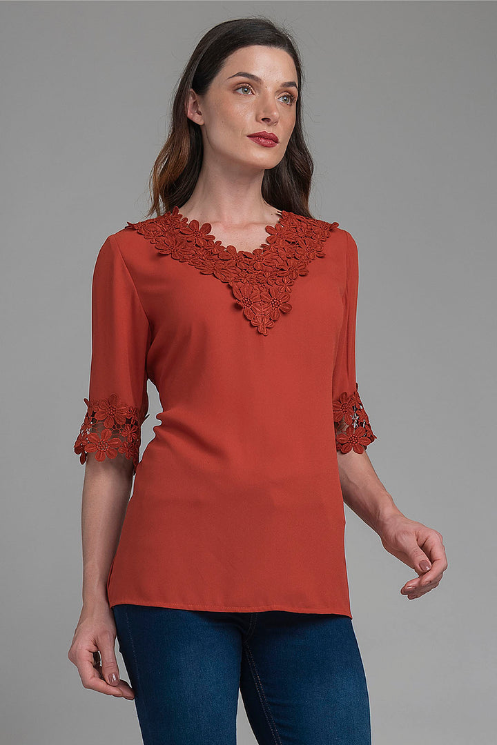 Blusa Con Manga 3/4 Y Flores Bordadas