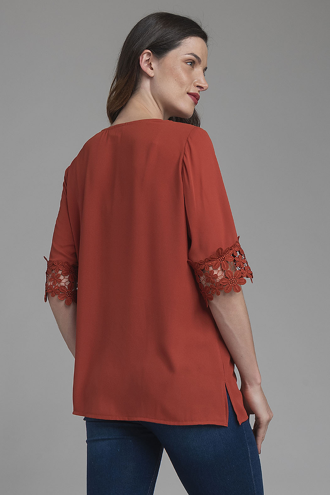 Blusa Con Manga 3/4 Y Flores Bordadas