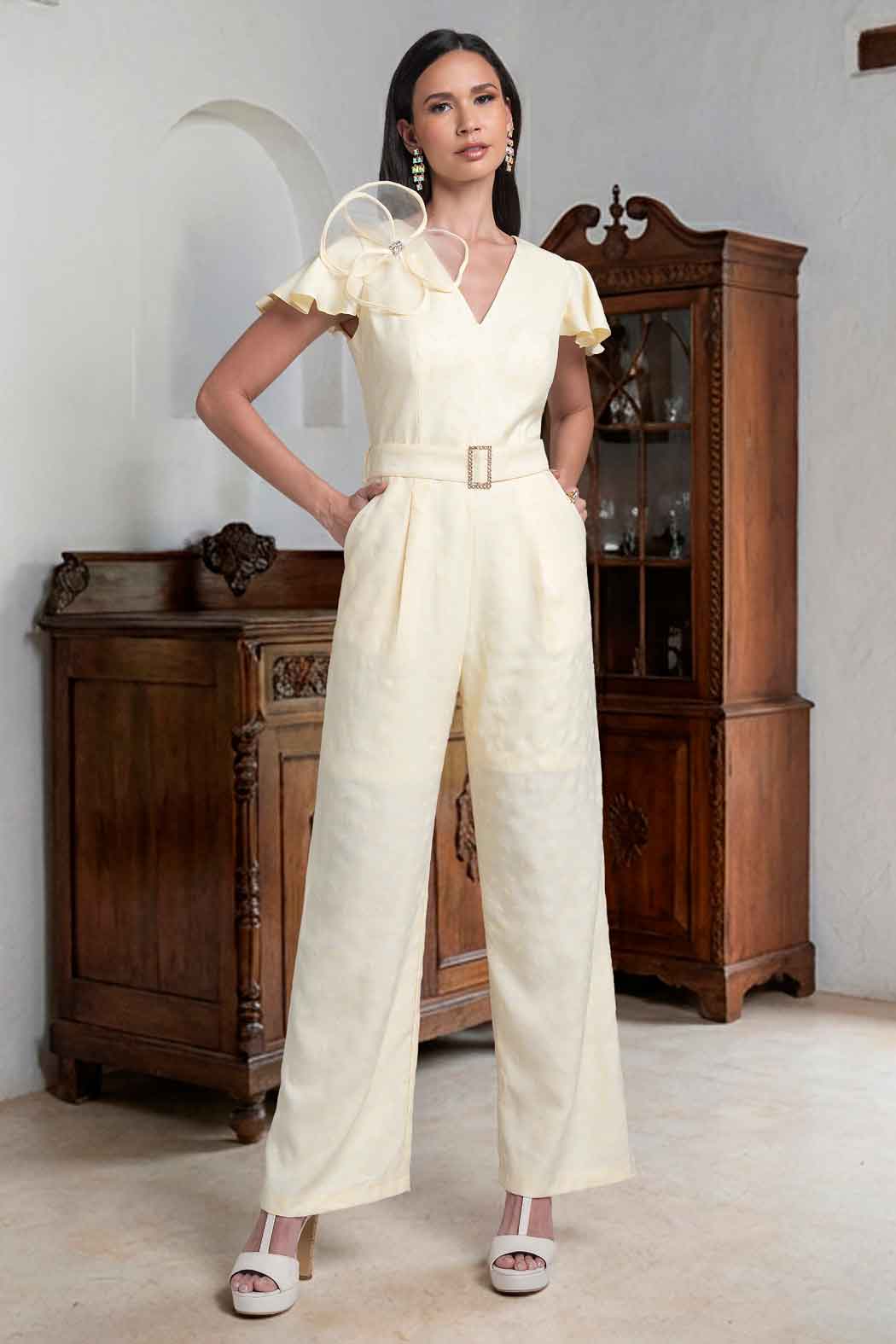 Jumpsuit Con Olan En Manga Y Flor En Hombro