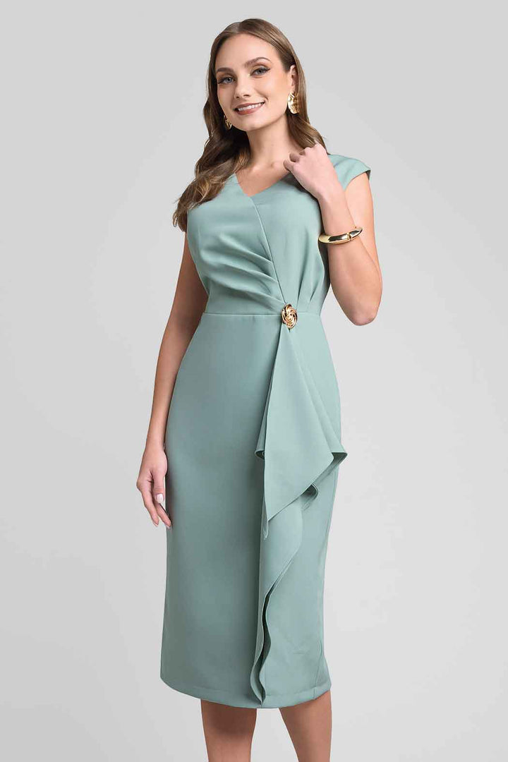 Vestido Con Broche Y Olan Al Frente