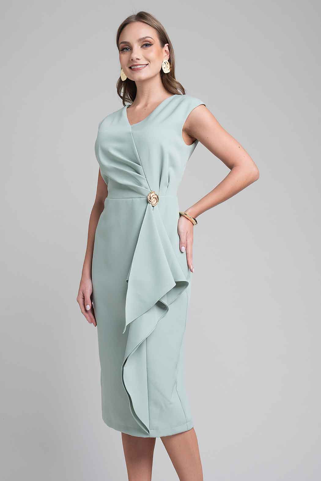 Vestido Con Broche Y Olan Al Frente