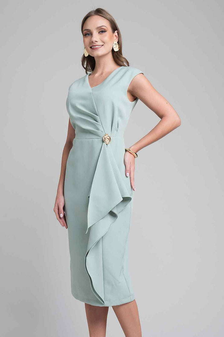 Vestido Con Broche Y Olan Al Frente