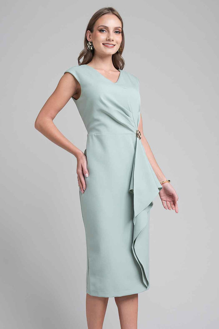 Vestido Con Broche Y Olan Al Frente