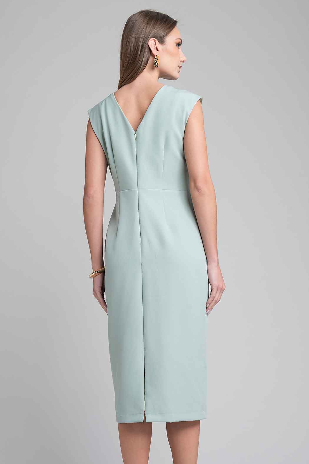 Vestido Con Broche Y Olan Al Frente