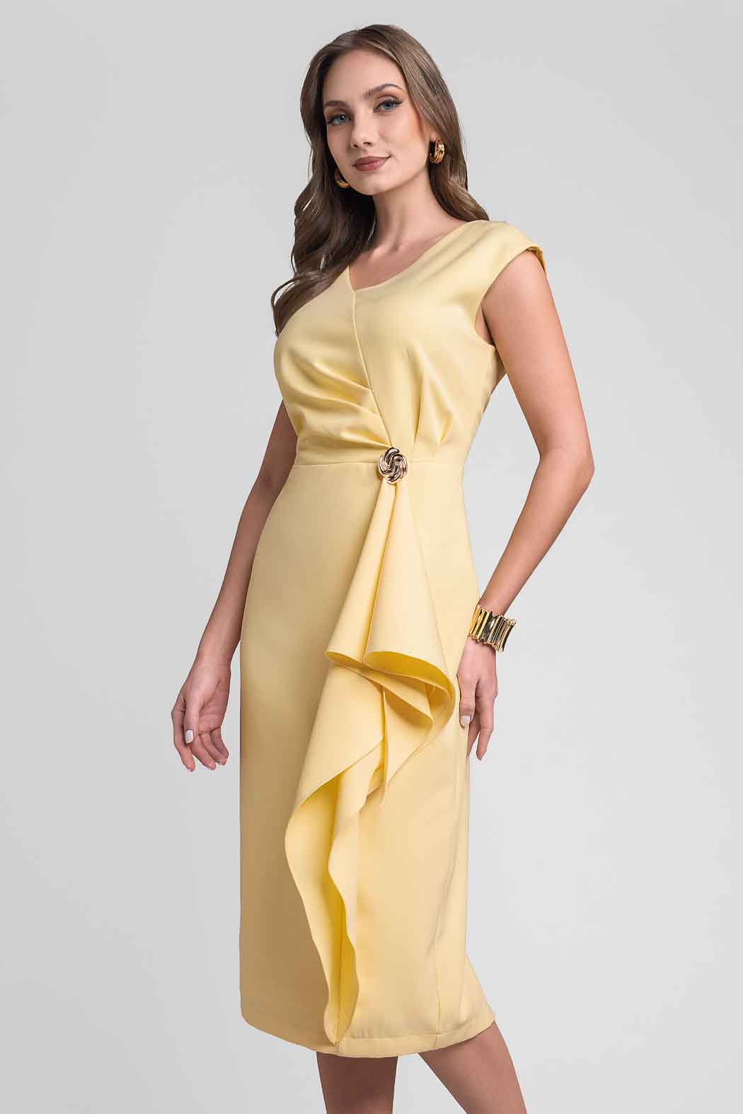 Vestido Con Broche Y Olan Al Frente