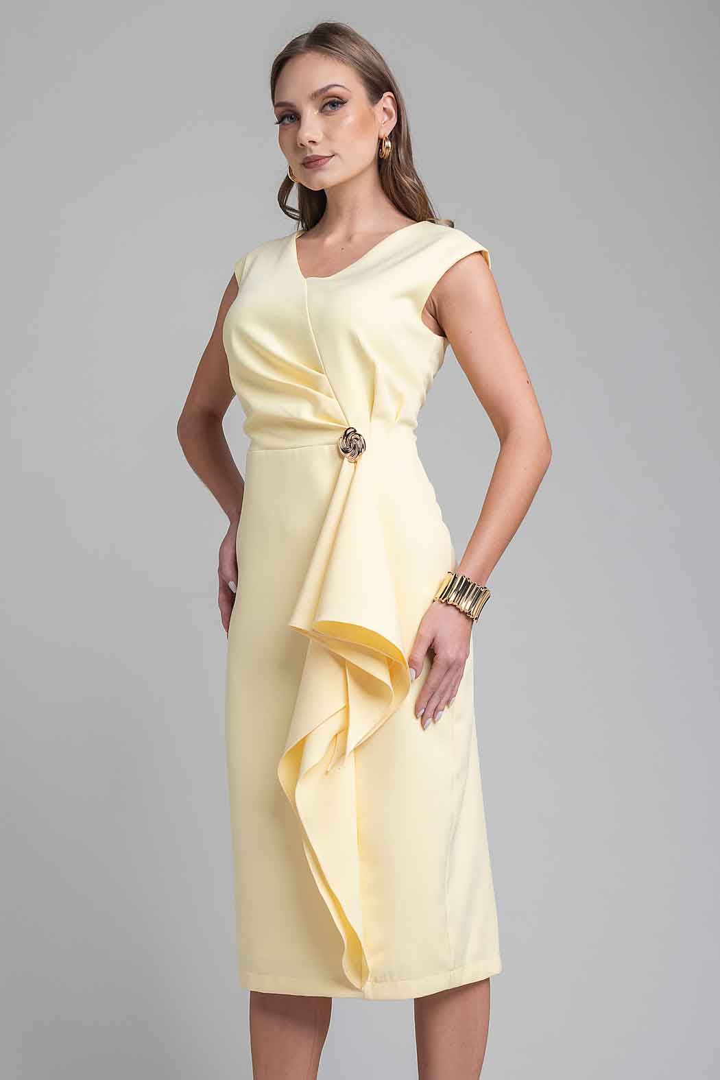 Vestido Con Broche Y Olan Al Frente