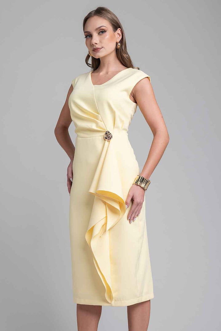 Vestido Con Broche Y Olan Al Frente