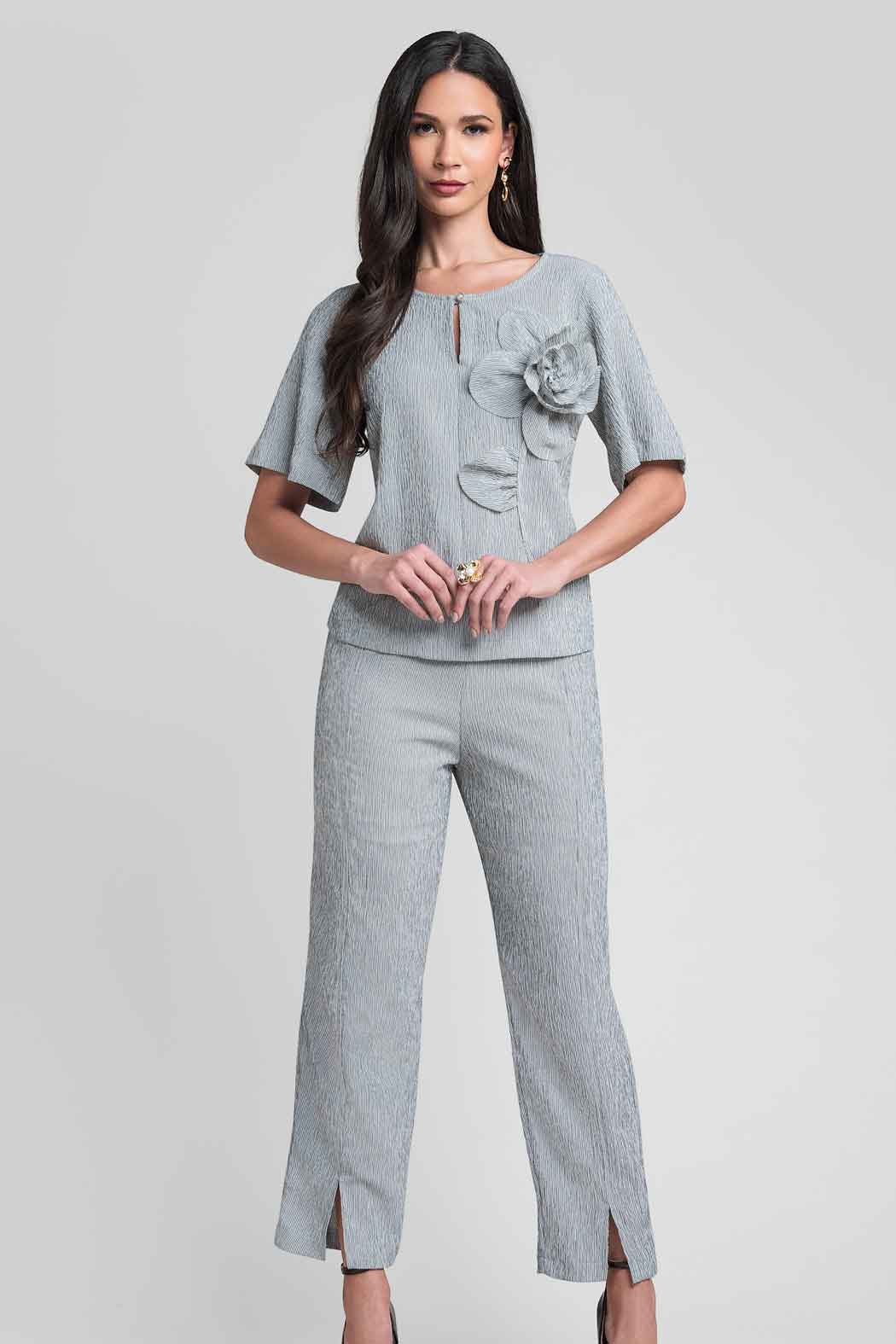 Conjunto De Pantalon Con Blusa Y Flor Decorativa