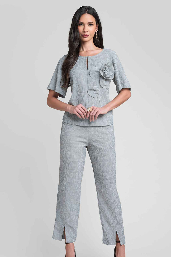 Conjunto De Pantalon Con Blusa Y Flor Decorativa