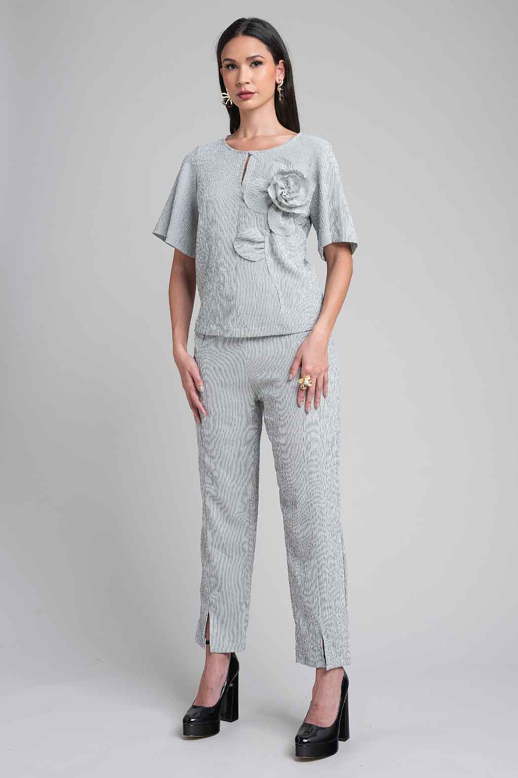 Conjunto De Pantalon Con Blusa Y Flor Decorativa
