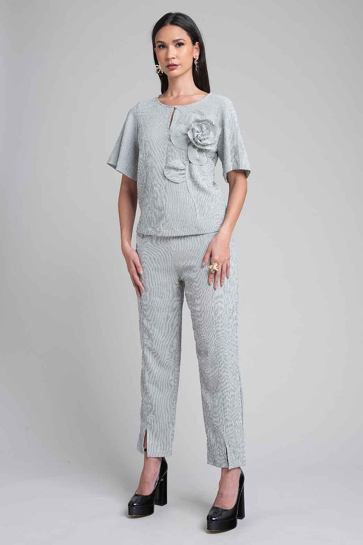 Conjunto De Pantalon Con Blusa Y Flor Decorativa