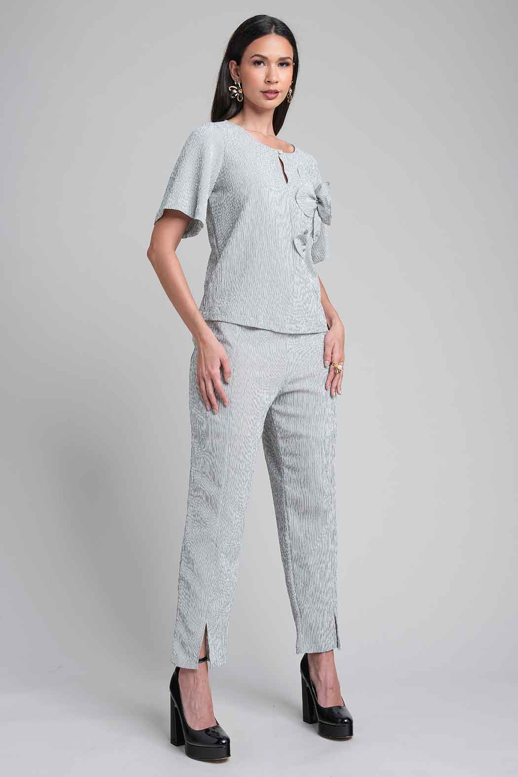Conjunto De Pantalon Con Blusa Y Flor Decorativa