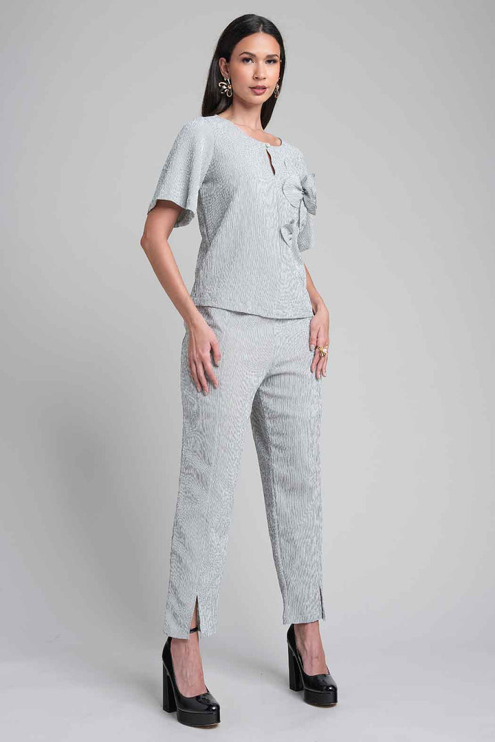 Conjunto De Pantalon Con Blusa Y Flor Decorativa