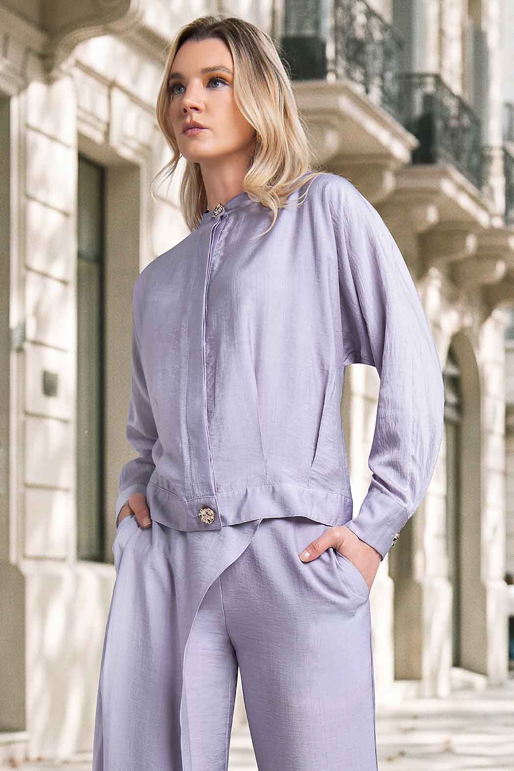 Blusa De Manga Larga Con Cuello Alto Y Botones Dorados