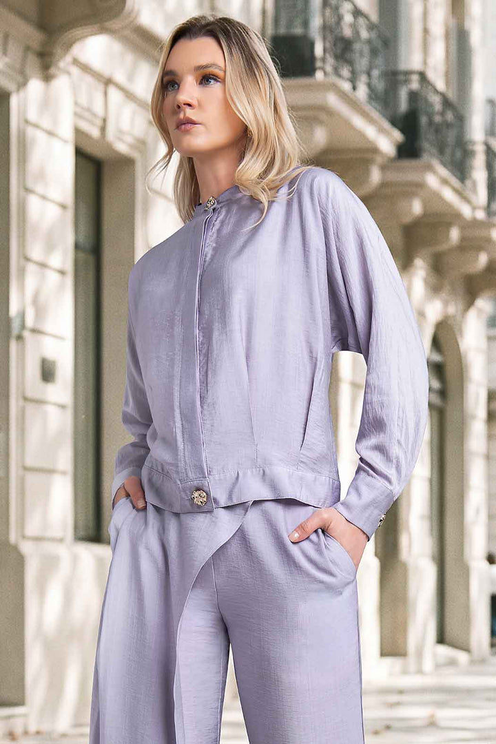 Blusa De Manga Larga Con Cuello Alto Y Botones Dorados