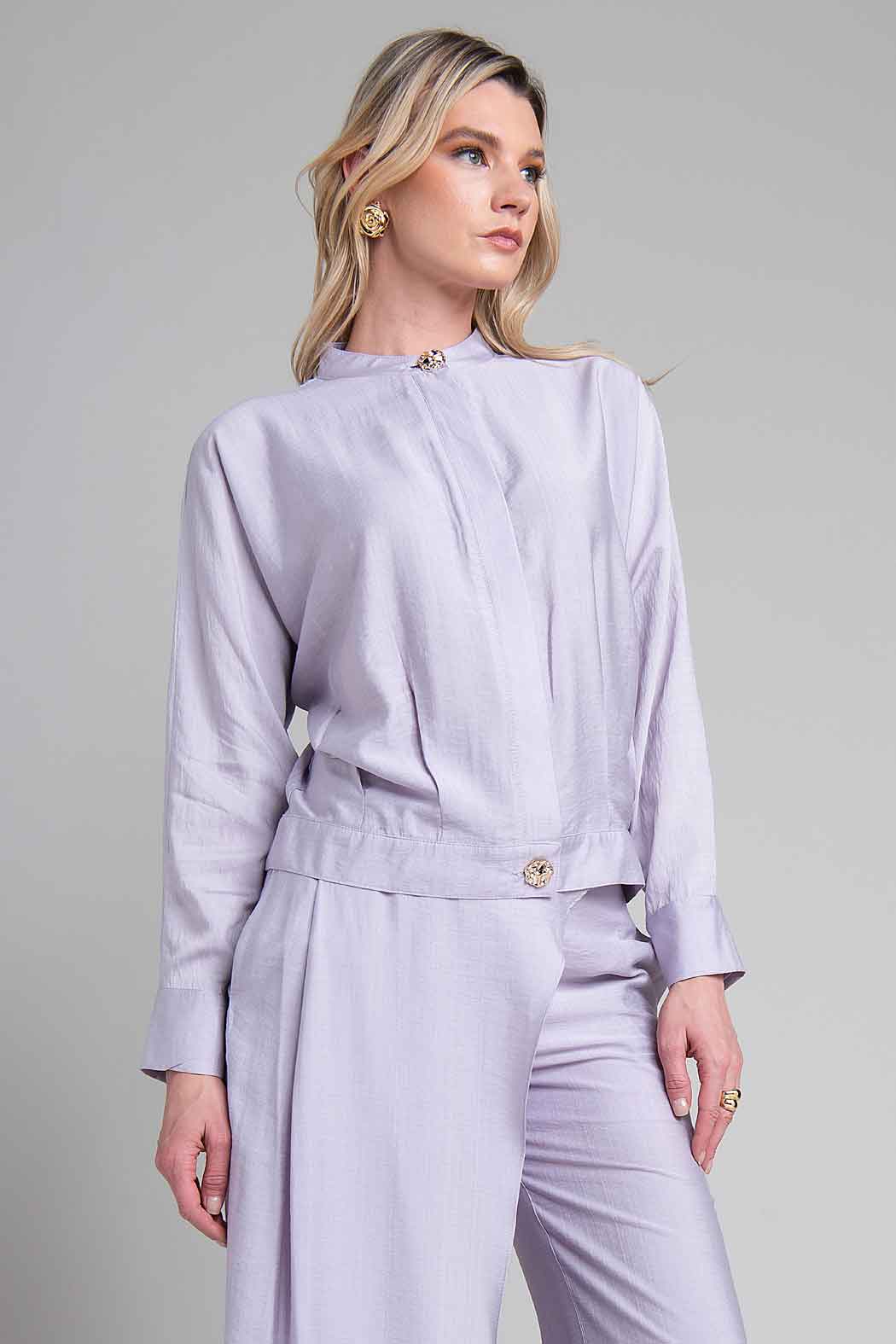 Blusa De Manga Larga Con Cuello Alto Y Botones Dorados