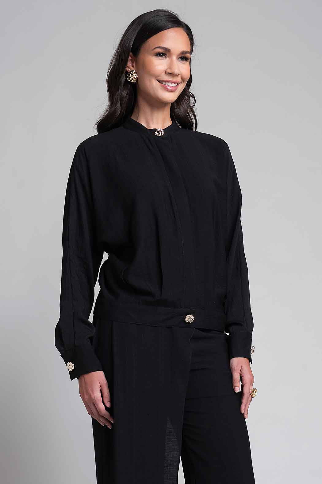 Blusa De Manga Larga Con Cuello Alto Y Botones Dorados