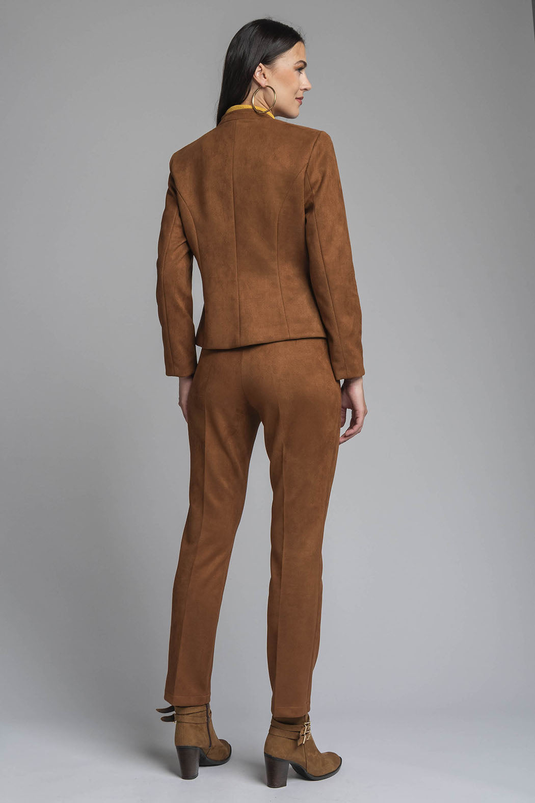 Conjunto De Pantalon Corte Recto Con Saco De Gamusa