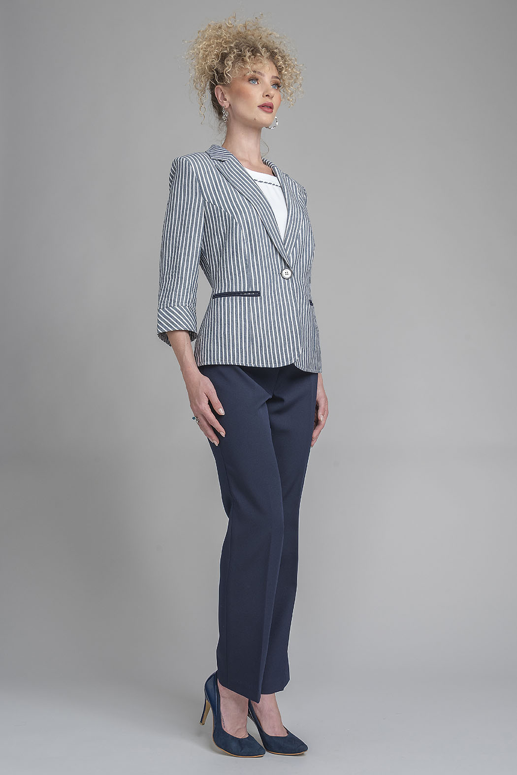 Conjunto De Pantalon Liso Con Blusa Y Saco De Rayas