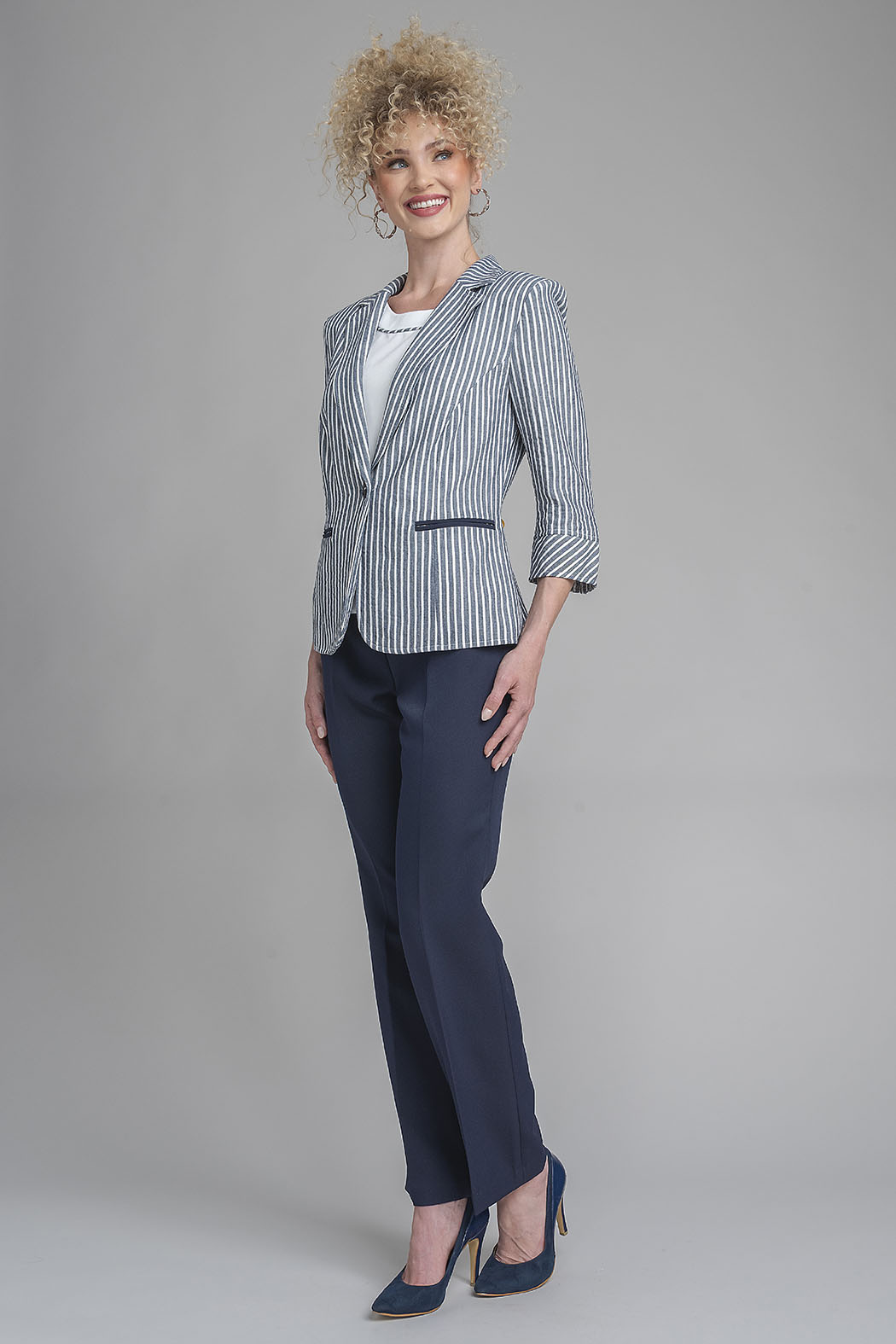 Conjunto De Pantalon Liso Con Blusa Y Saco De Rayas