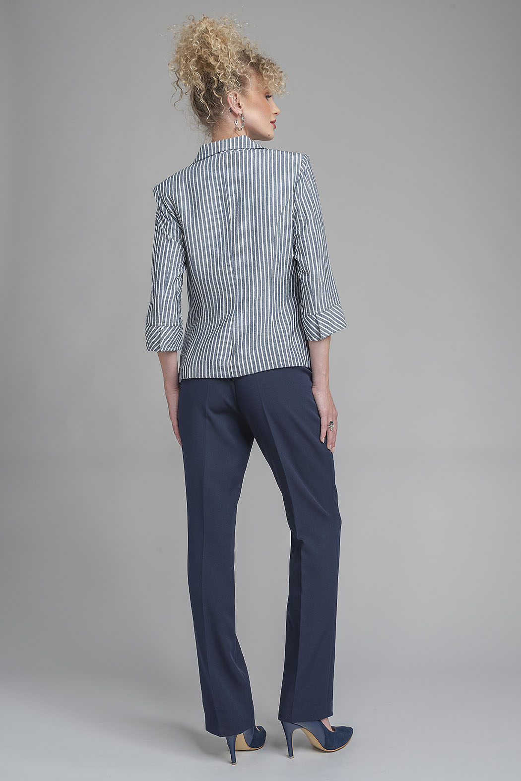 Conjunto De Pantalon Liso Con Blusa Y Saco De Rayas