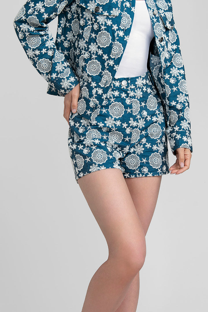 Short De Mezclilla Con Detalles Bordados