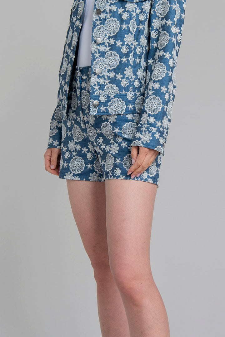 Short De Mezclilla Con Detalles Bordados