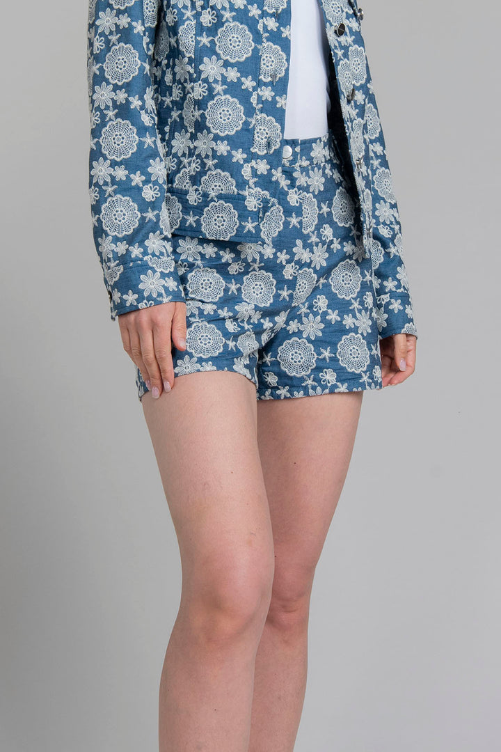 Short De Mezclilla Con Detalles Bordados