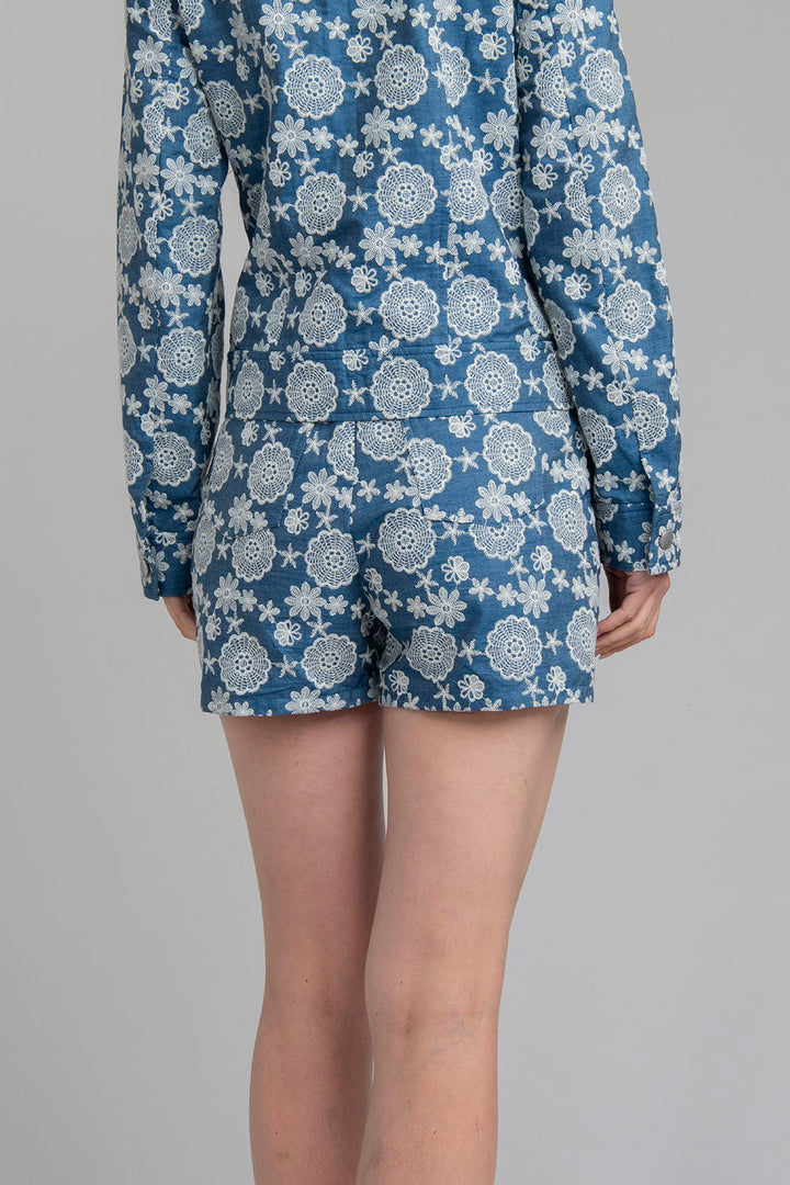Short De Mezclilla Con Detalles Bordados