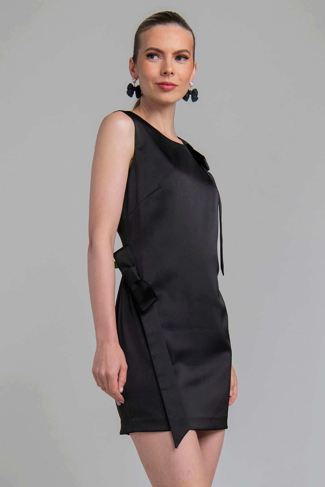Vestido Corto Sin Mangas Y Detalle De Moño En Hombro Y Cadera