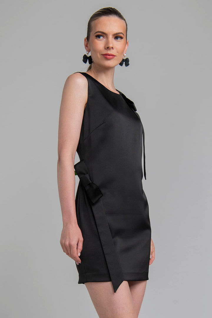 Vestido Corto Sin Mangas Y Detalle De Moño En Hombro Y Cadera