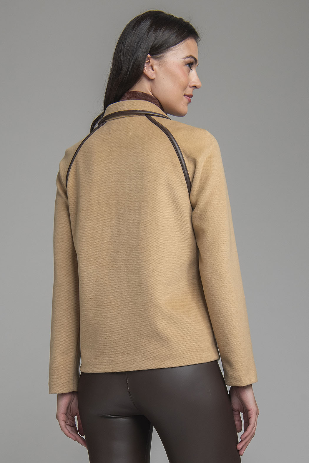 Chamarra Con Bolsas Al Frente