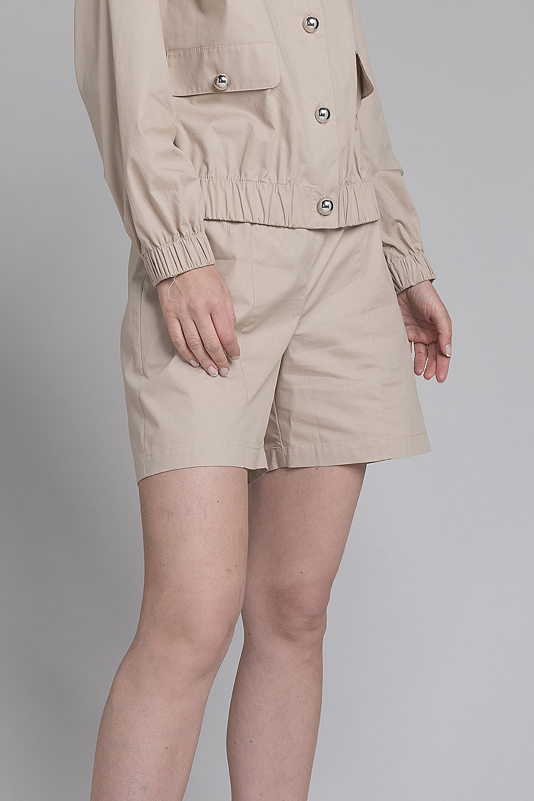 Short Liso Con Cinturon