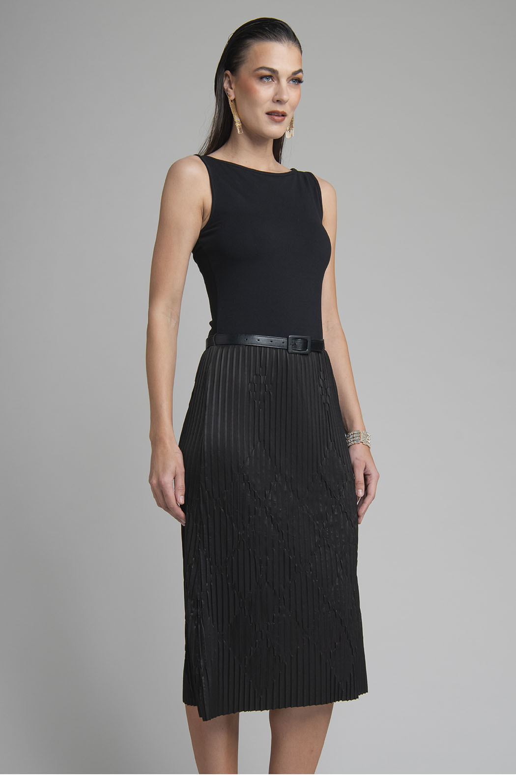 Vestido Sin Mangas Con Falda Tableada