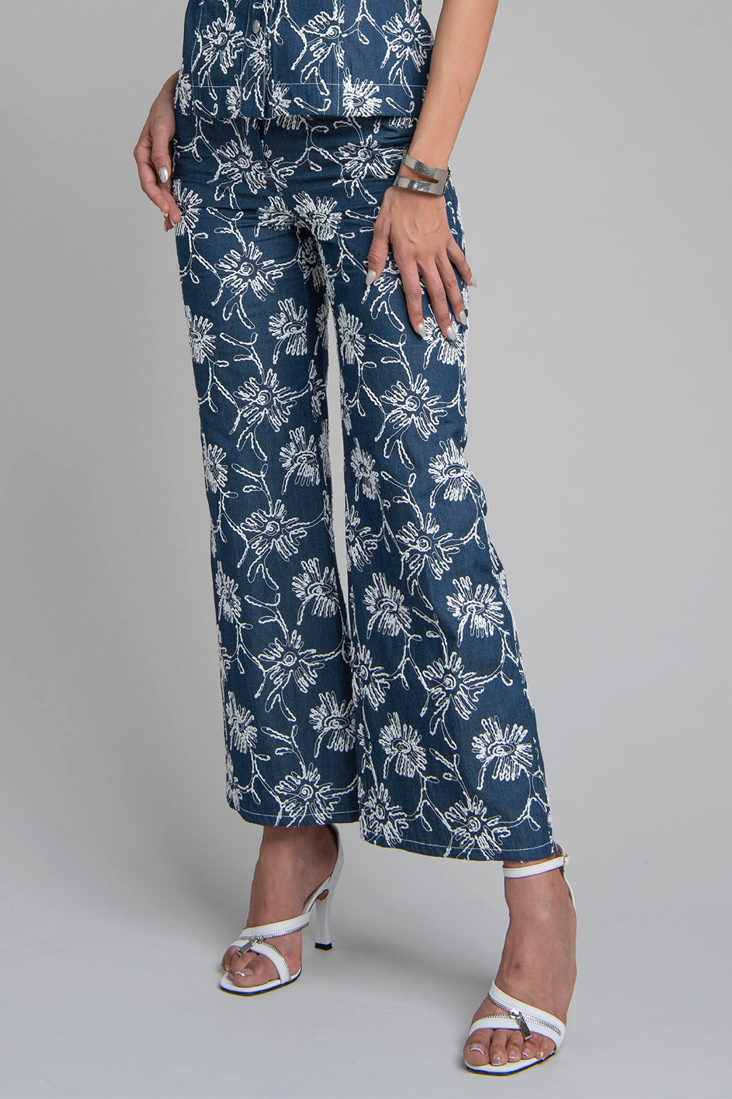 Pantalon De Mezclilla Con Estampado Bordado