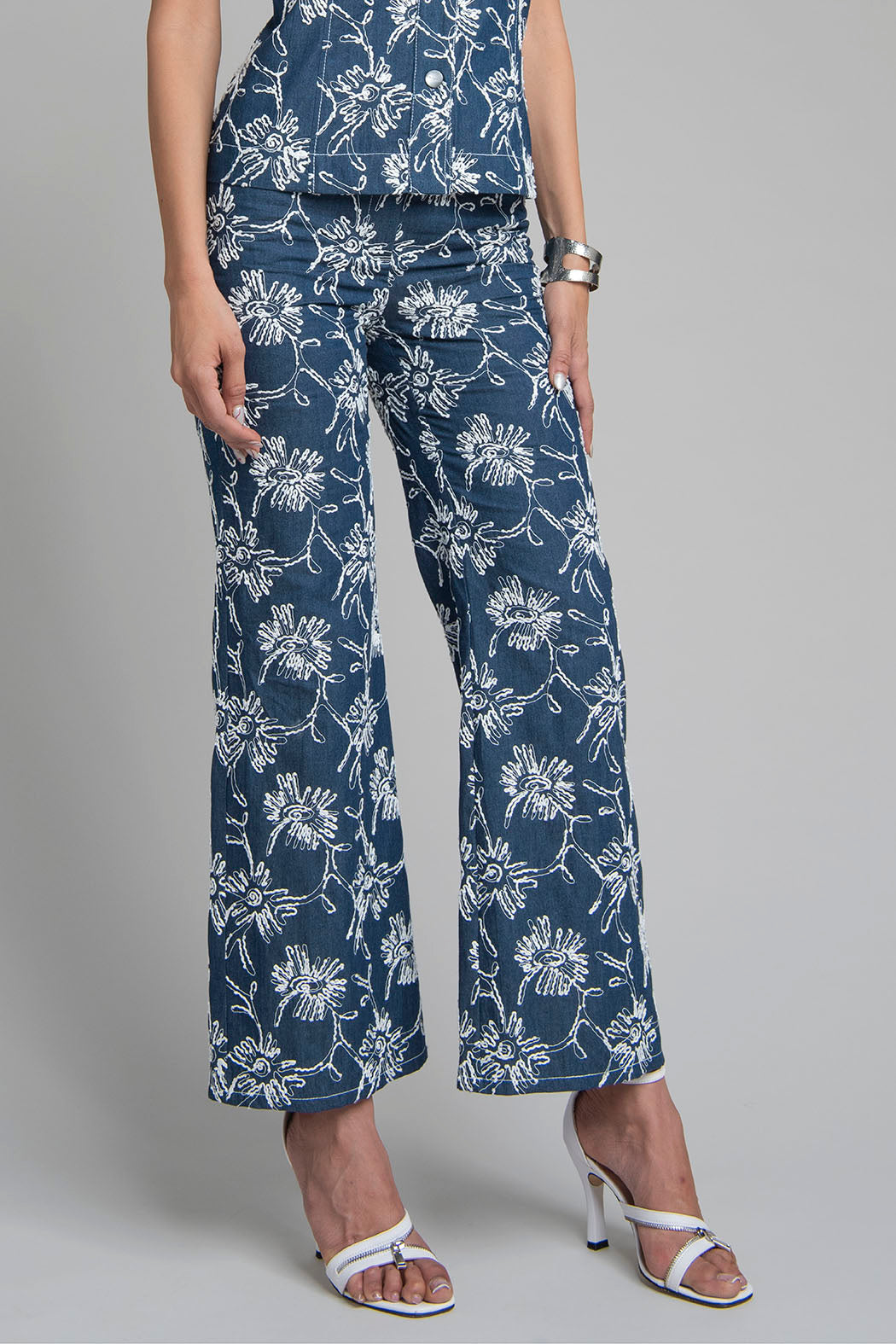 Pantalon De Mezclilla Con Estampado Bordado